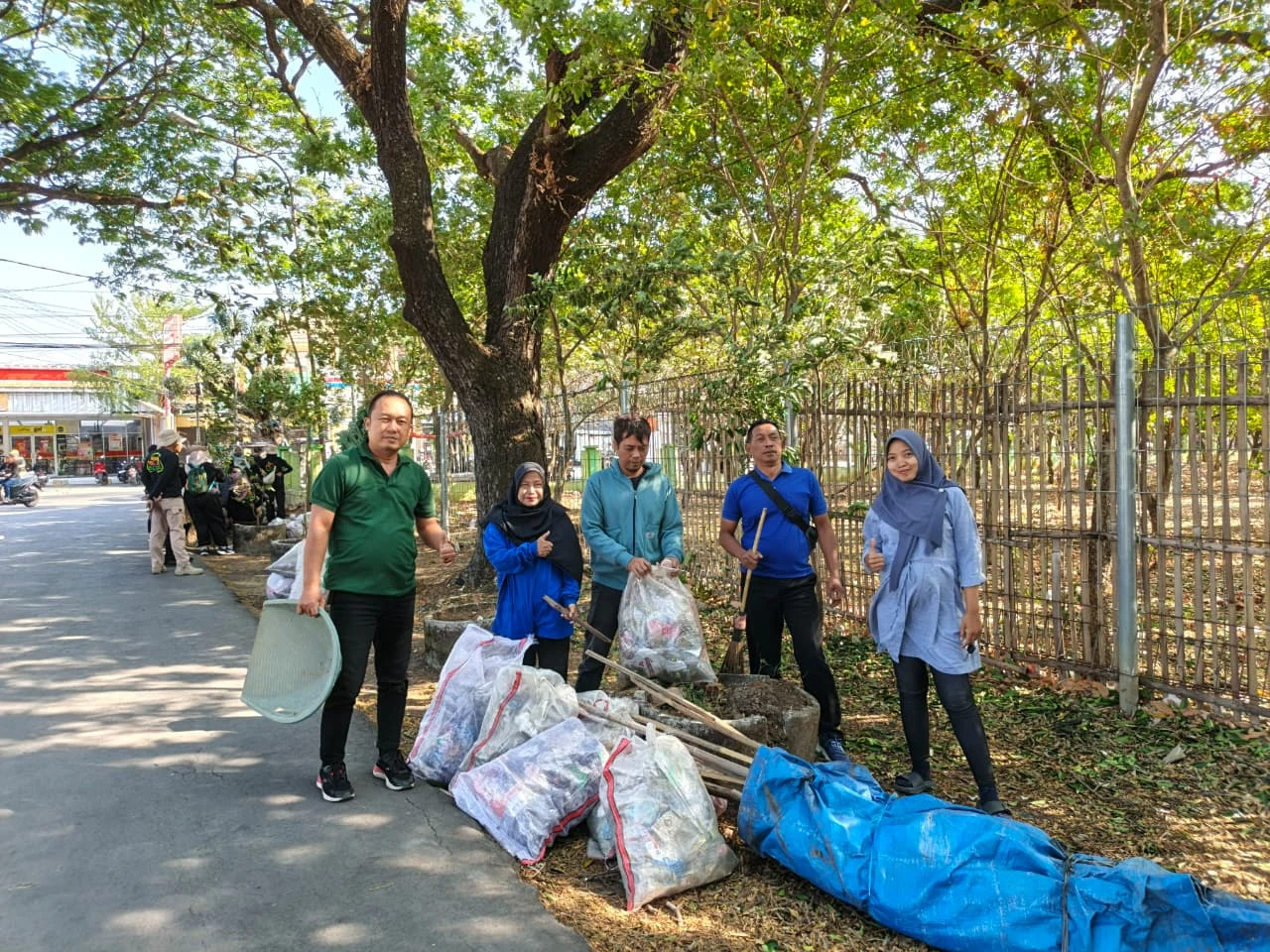 Kerja Bakti Bersama di Jalan Pramuka, Kebon Pelok