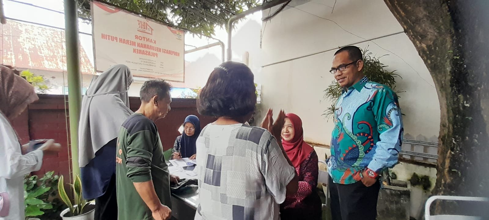 Penyaluran Bantuan Pangan di Kelurahan Pulasaren