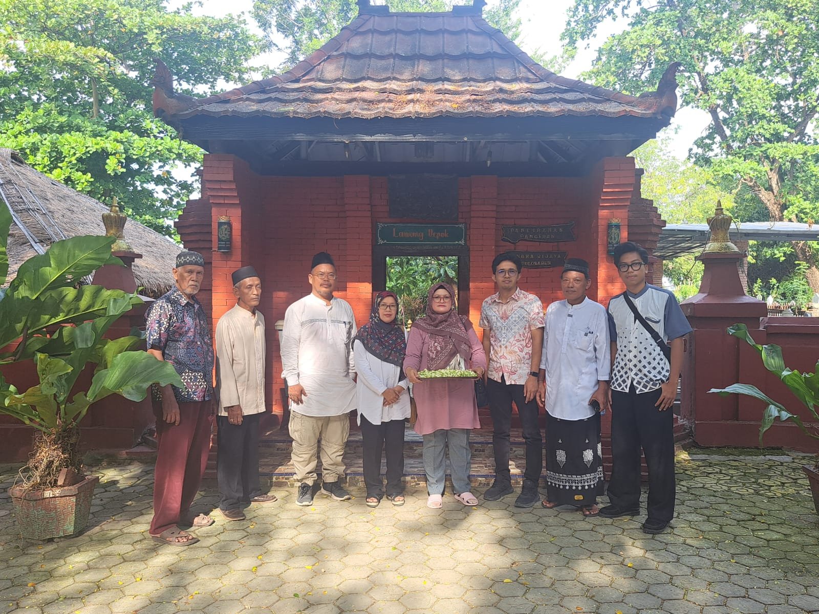 Ziarah ke Makam Pangeran Pulasaren yg berada di Losari Brebes Jawa Tengah bersama para RW, RT, Tokoh Masyarakat,  Karang Taruna dan Pegawai Kelurahan Pulasaren
