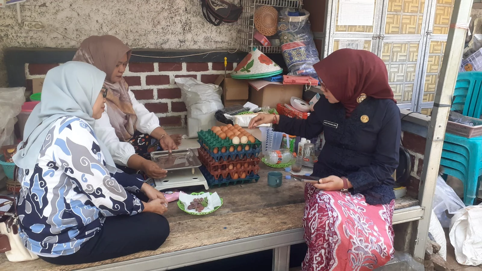 Panen Budidaya Ayam Petelur KWT Mawar Merah di RW 07 Pulobaru Selatan Kelurahan Pulasaren