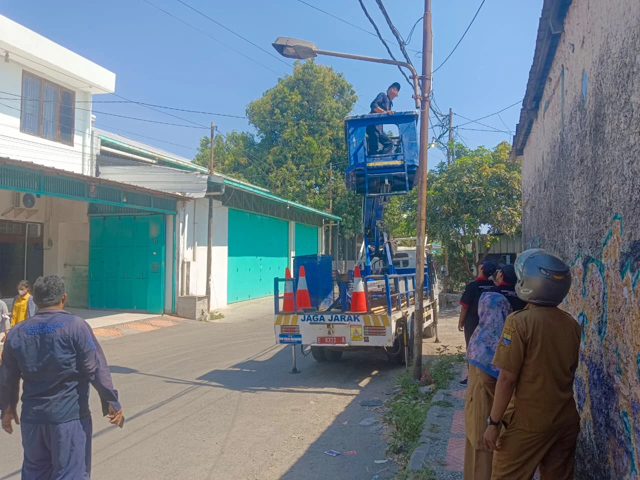 Perbaikan Lampu PJU di Sepanjang Jl. Pekawatan dan Jl. Jagasatru
