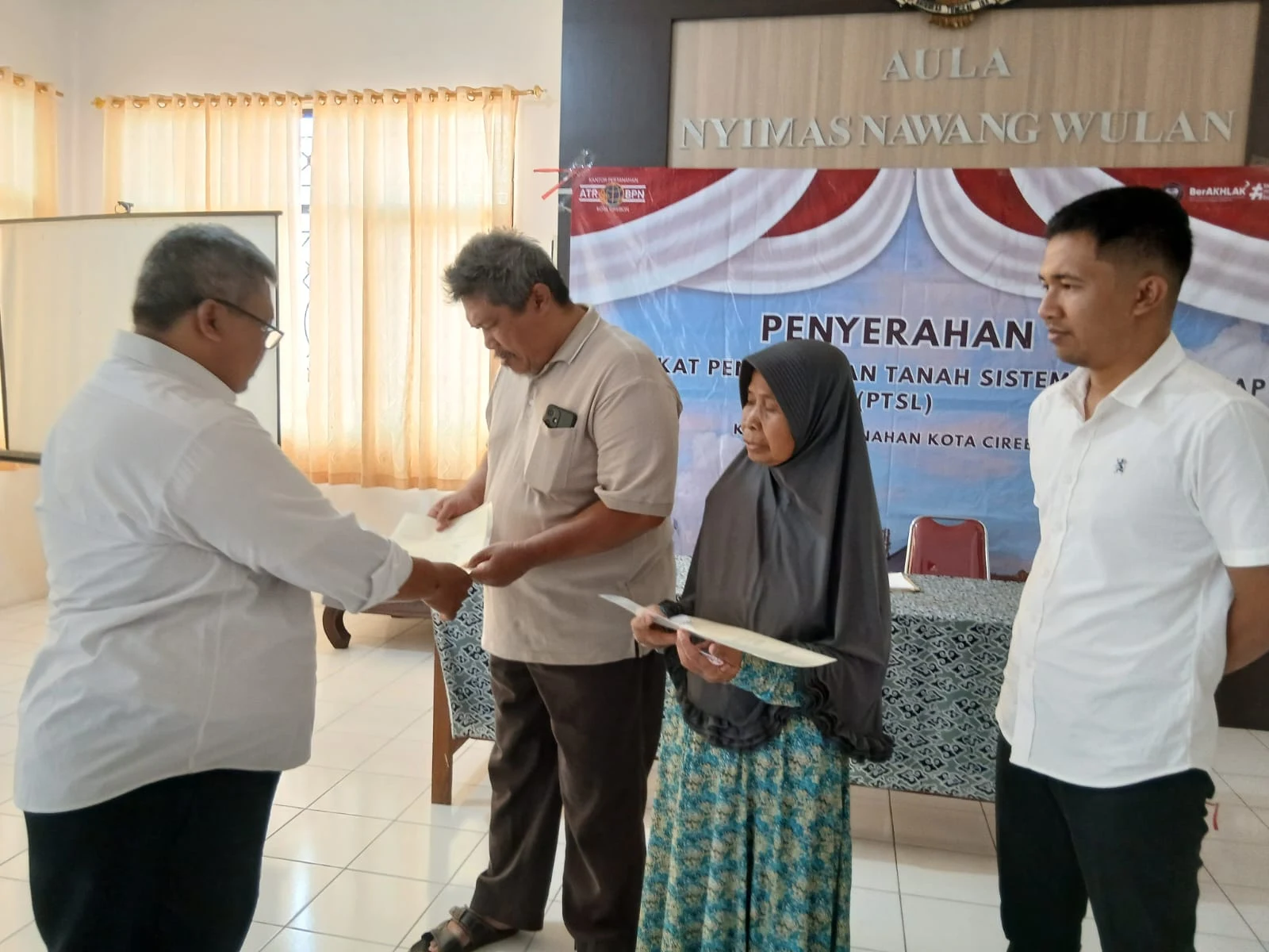 Penyerahan Sertifikat PTSL kepada Warga Kelurahan Pulasaren