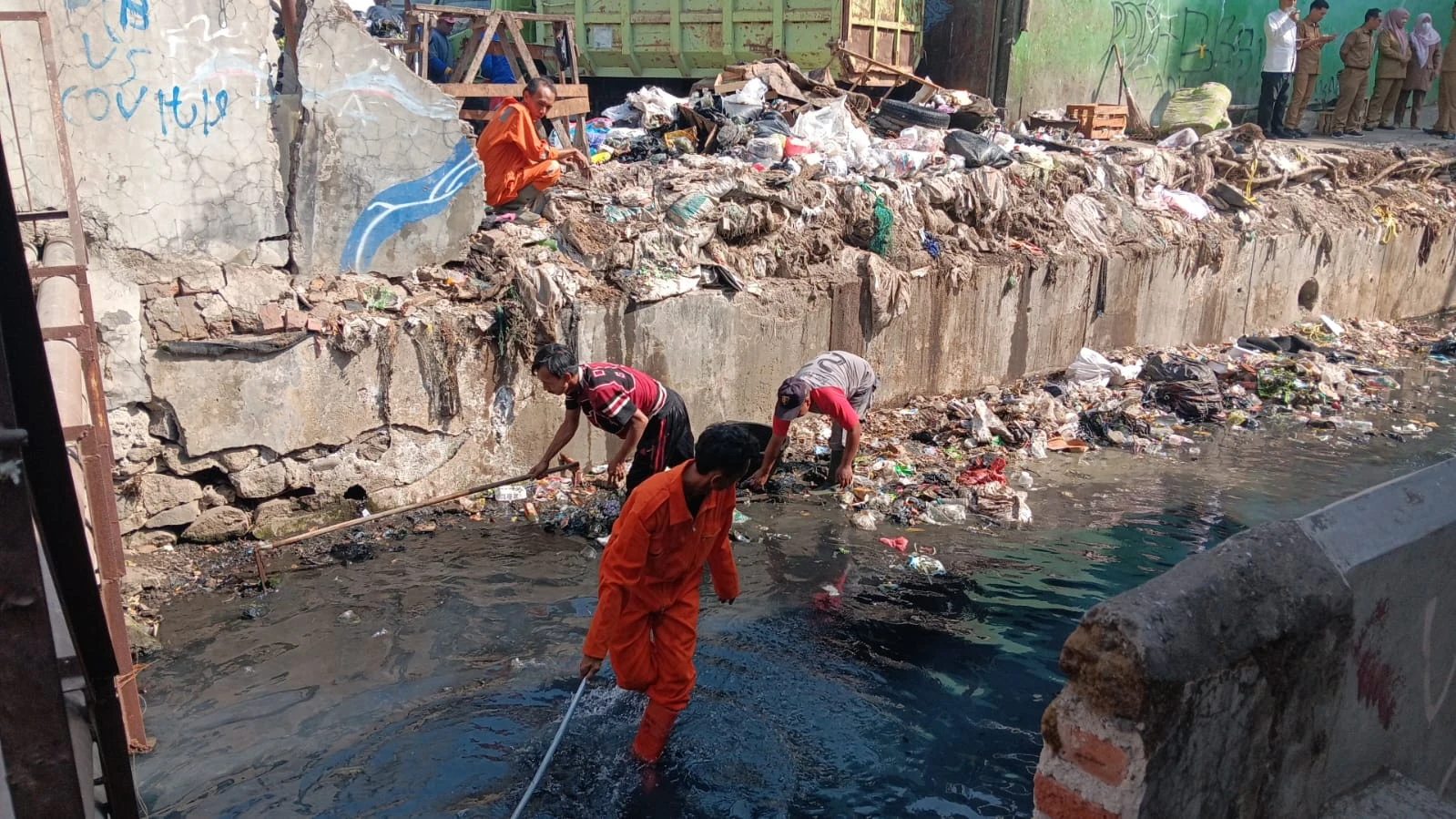 Satgas Kebersihan Kecamatan Pekalipan Gelar Kerja Bakti Pembersihan Sungai Cipadu