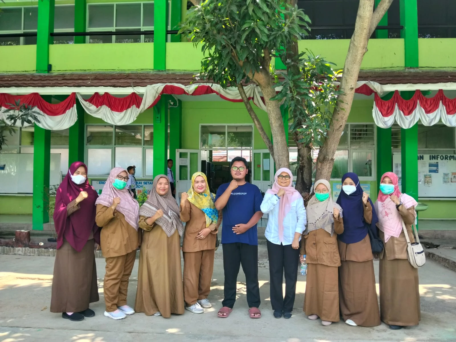 KEGIATAN CEK KESEHATAN GRATIS PADA SISWA SISWI SD DAN SMP SEKOLAH RAKYAT KELURAHAN PEGAMBIRAN KECAMATAN LEMAHWUNGKUK KOTA CIREBON